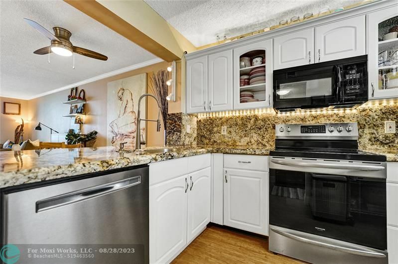 Property Photo:  113 Lake Emerald Dr 407  FL 33309 