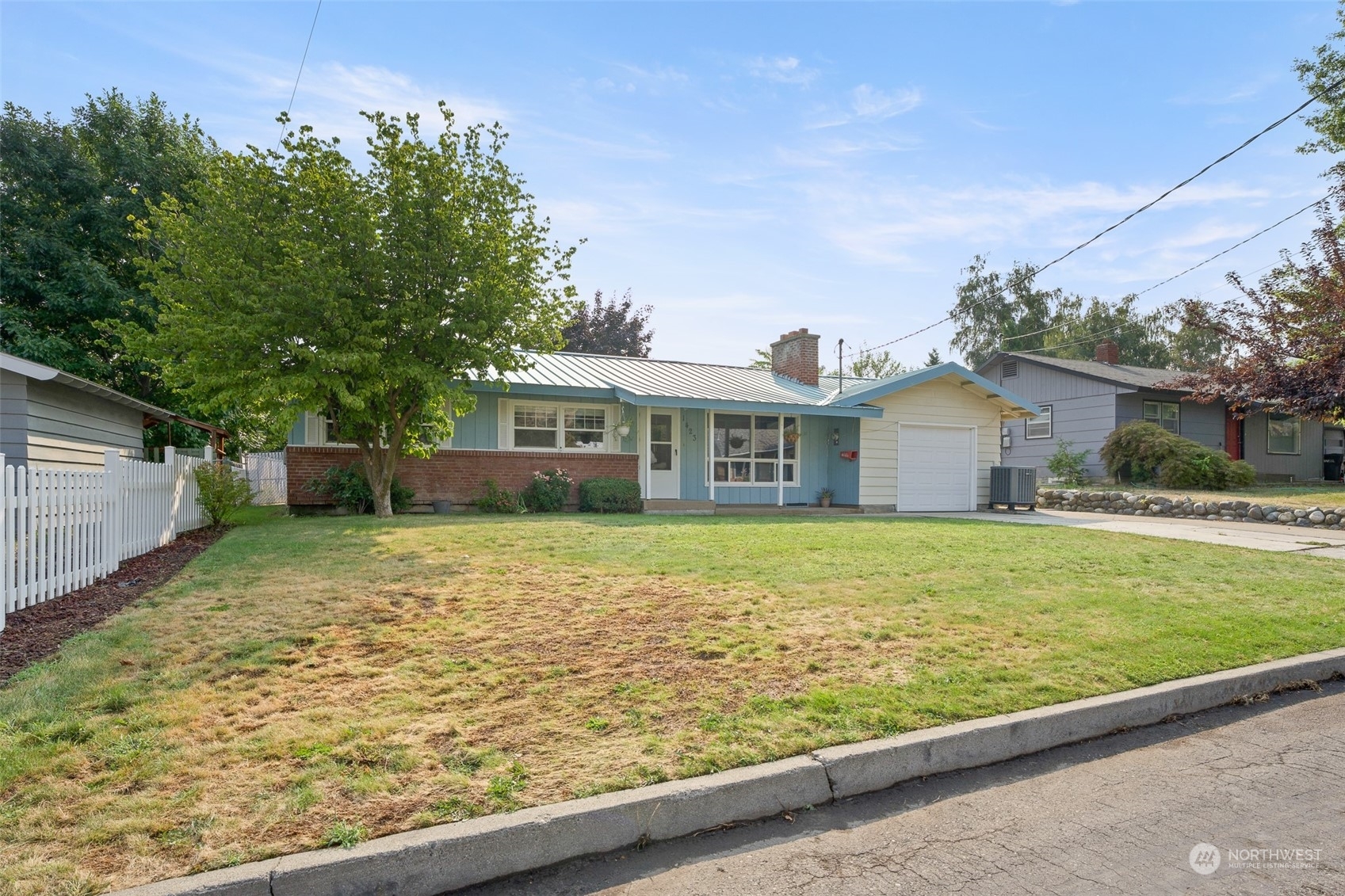 Property Photo:  1423 Oak Street  WA 98801 