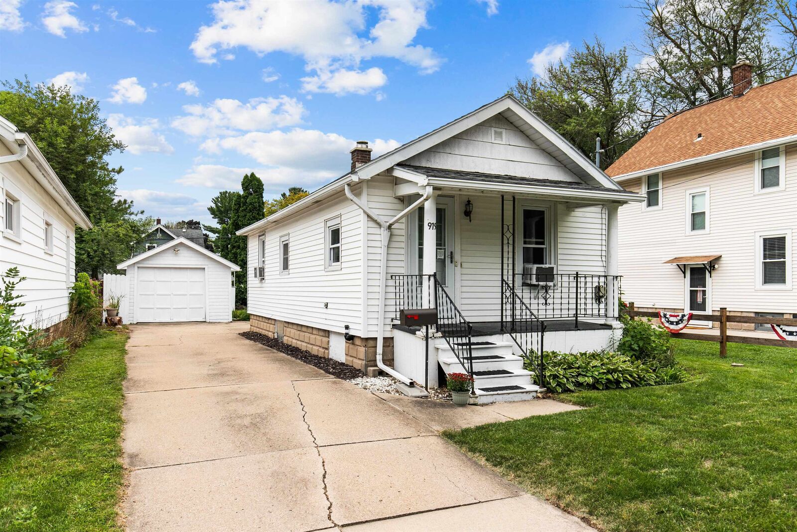 Property Photo:  919 W Commercial Street  WI 54914-3656 
