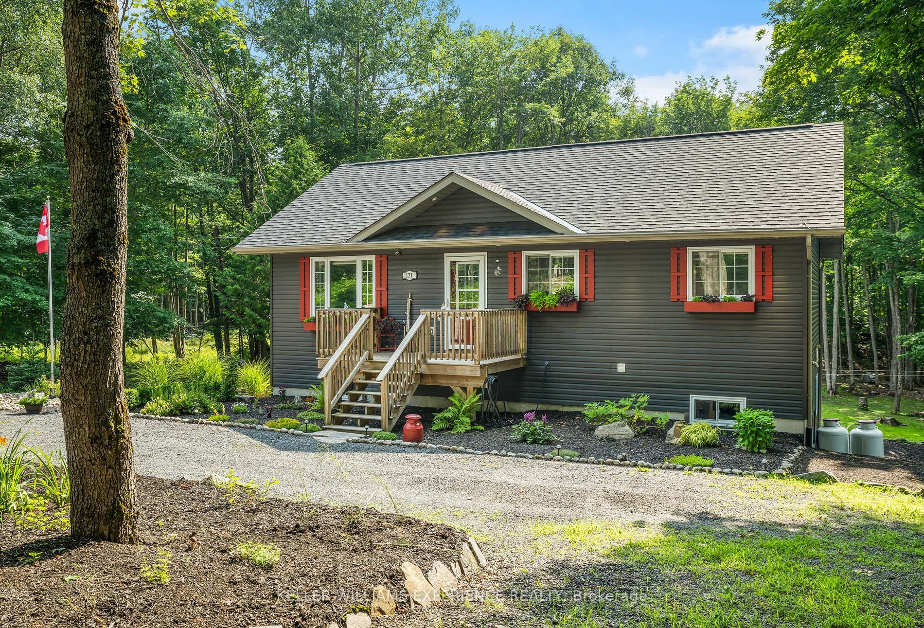 Property Photo: 121 Yonge St S ON P1H1T8