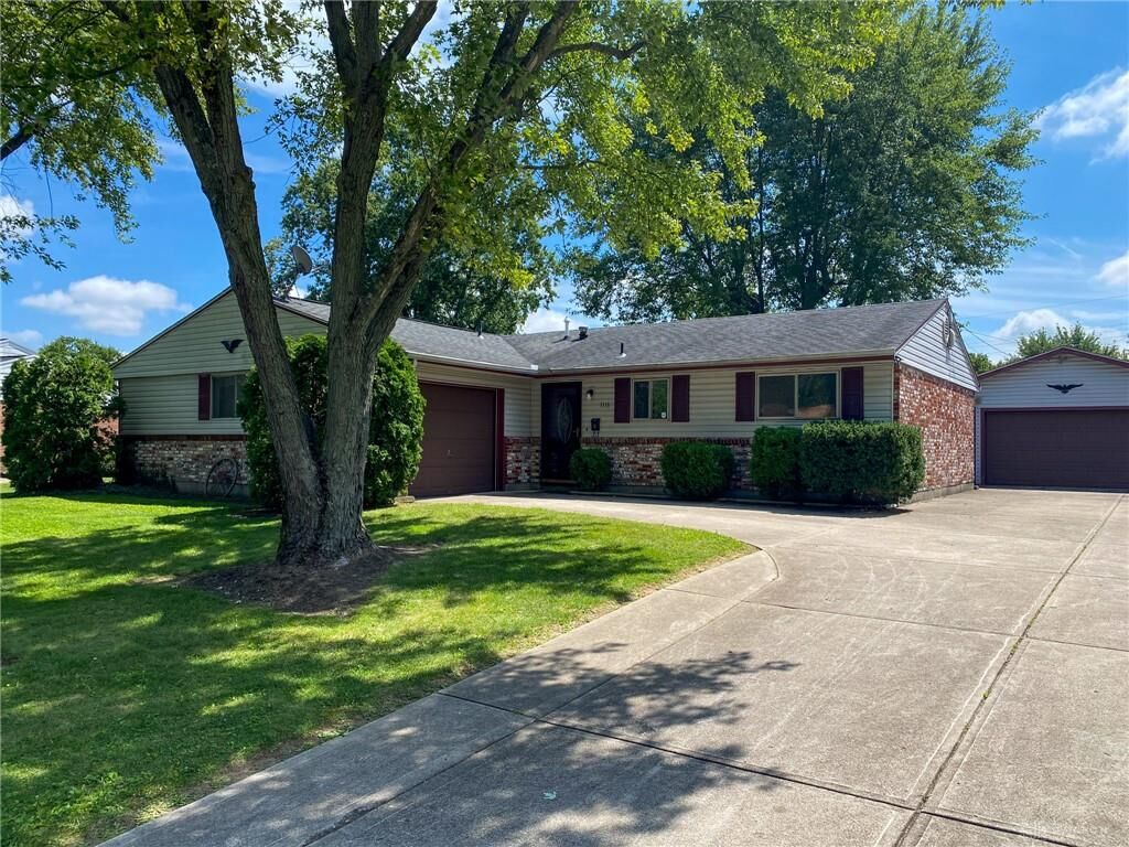 Property Photo: 1116 Georgian Drive OH 45429