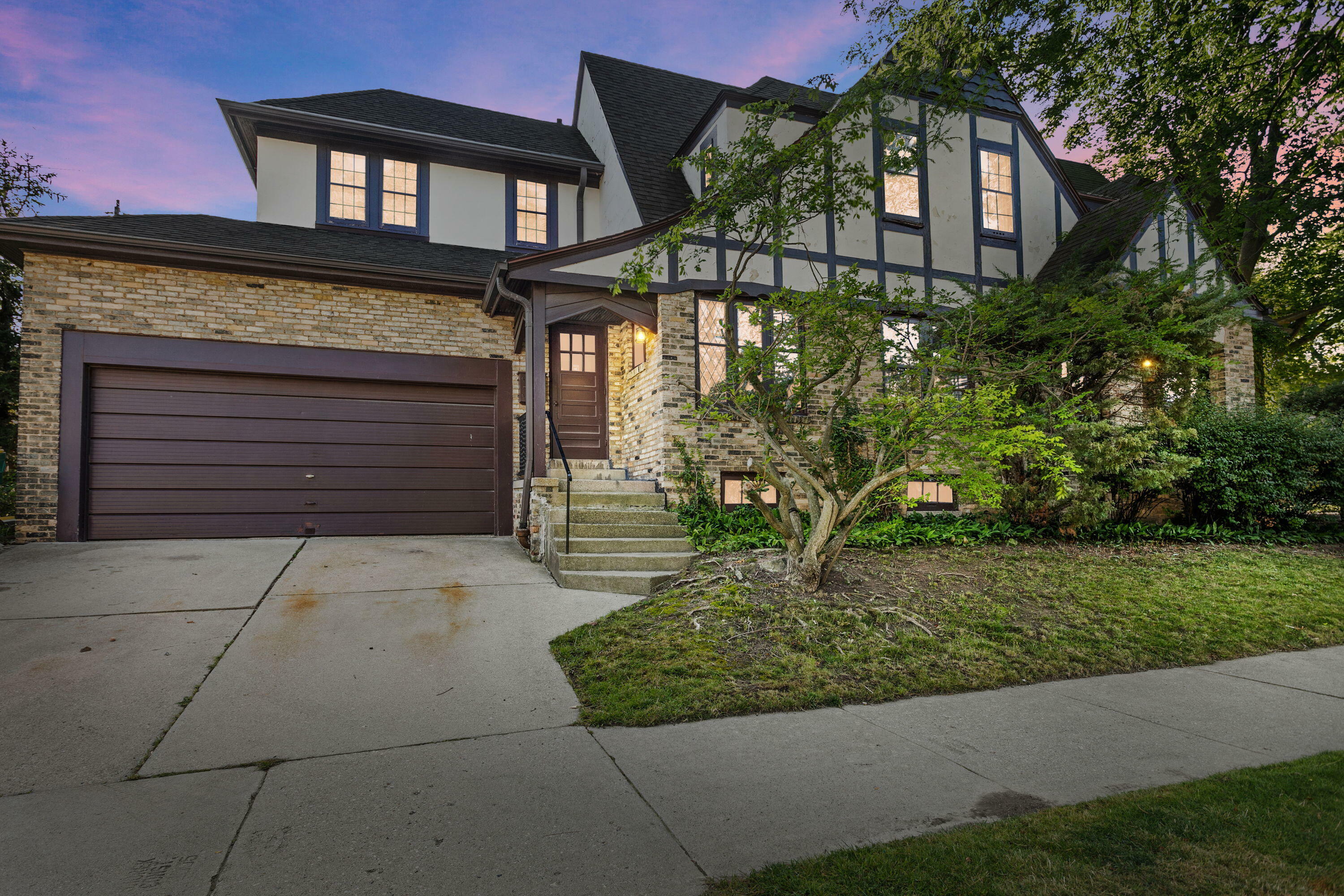 Property Photo: 2600 E Beverly Rd WI 53211