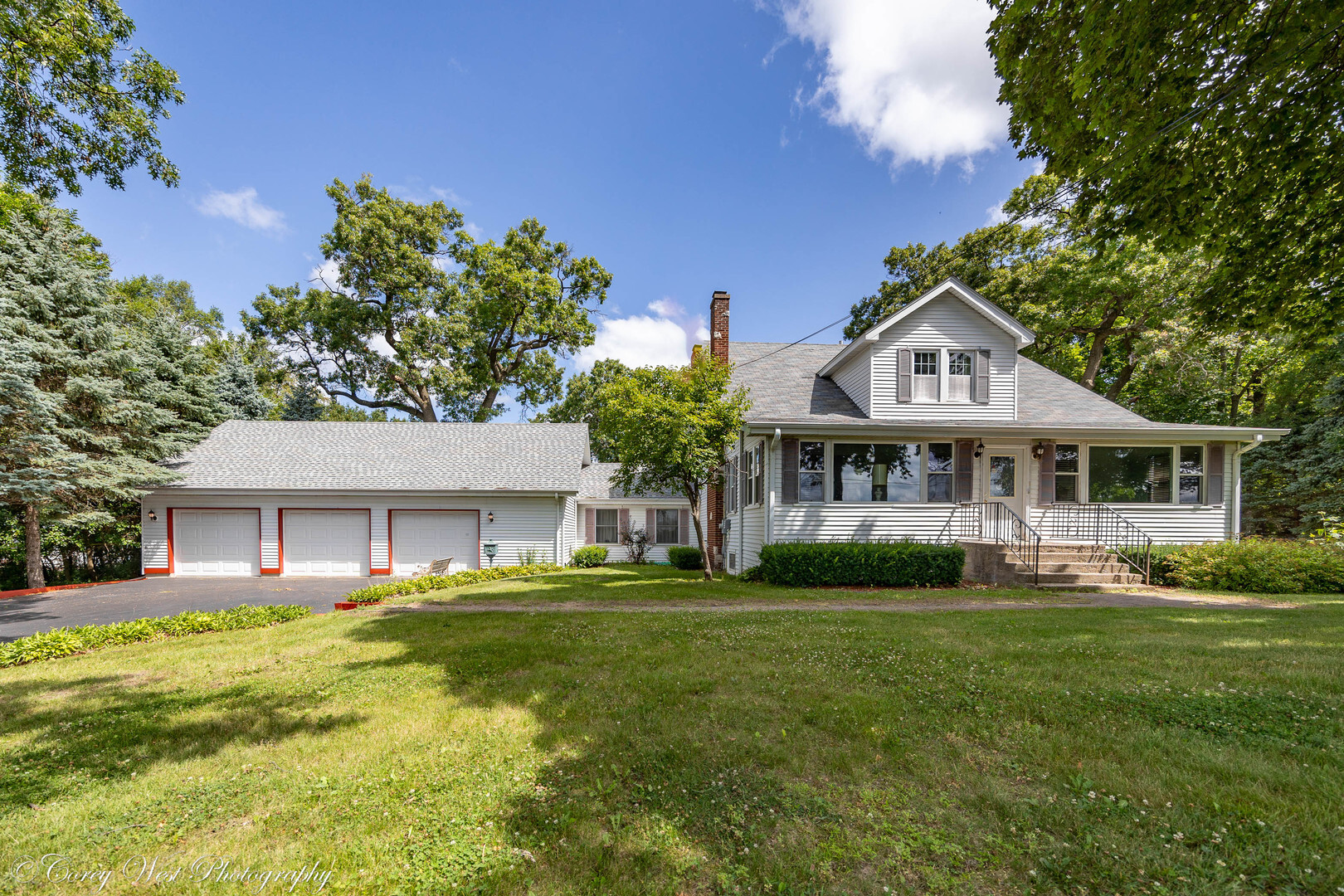 Property Photo: 150 W Oak Knoll Drive IL 60140