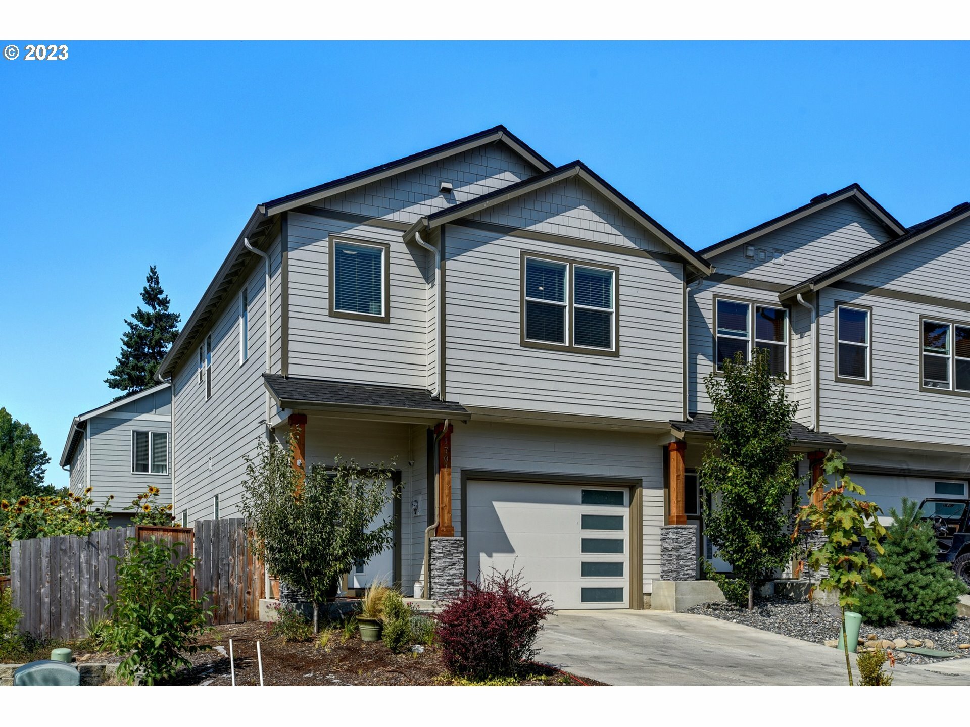 Property Photo:  1701 N 24th Ct  WA 98671 