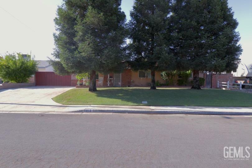 Property Photo: 923 Devore Avenue CA 93308