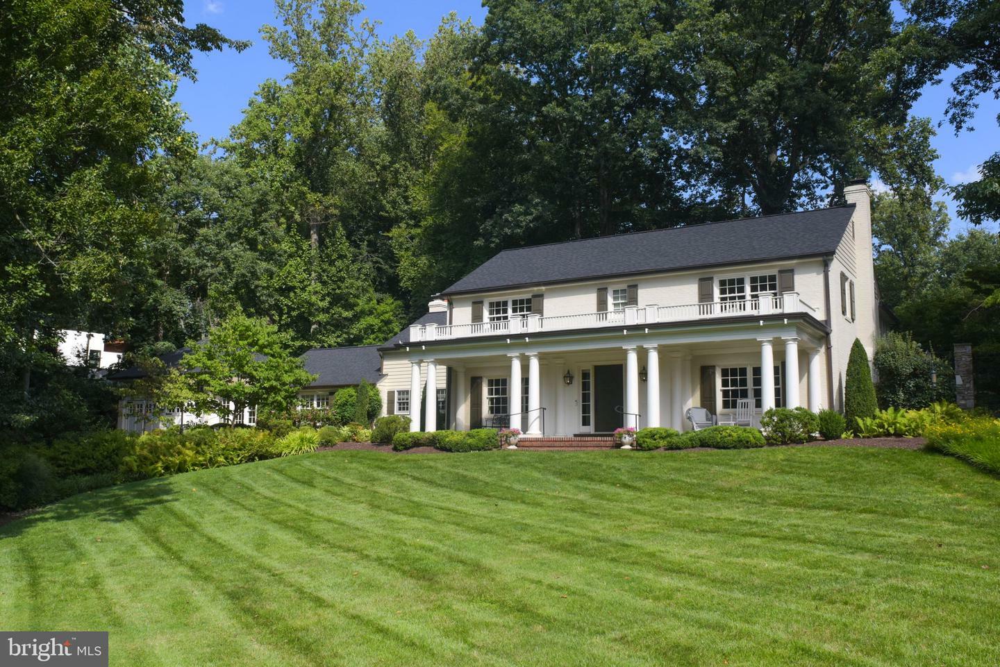 Property Photo: 867 Canal Drive VA 22102