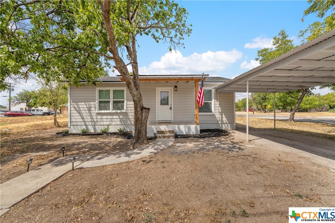 Property Photo: 802 S Walnut Street TX 76550