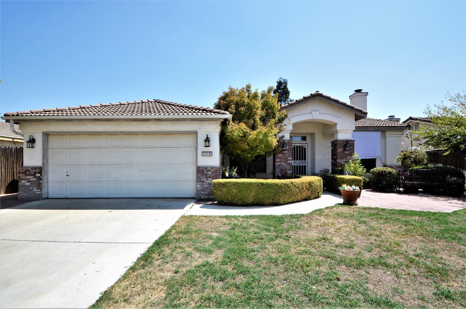 Property Photo:  2419 S Phillip Avenue  CA 93727 