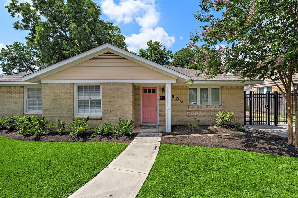 Property Photo: 606 Sue Street TX 77009