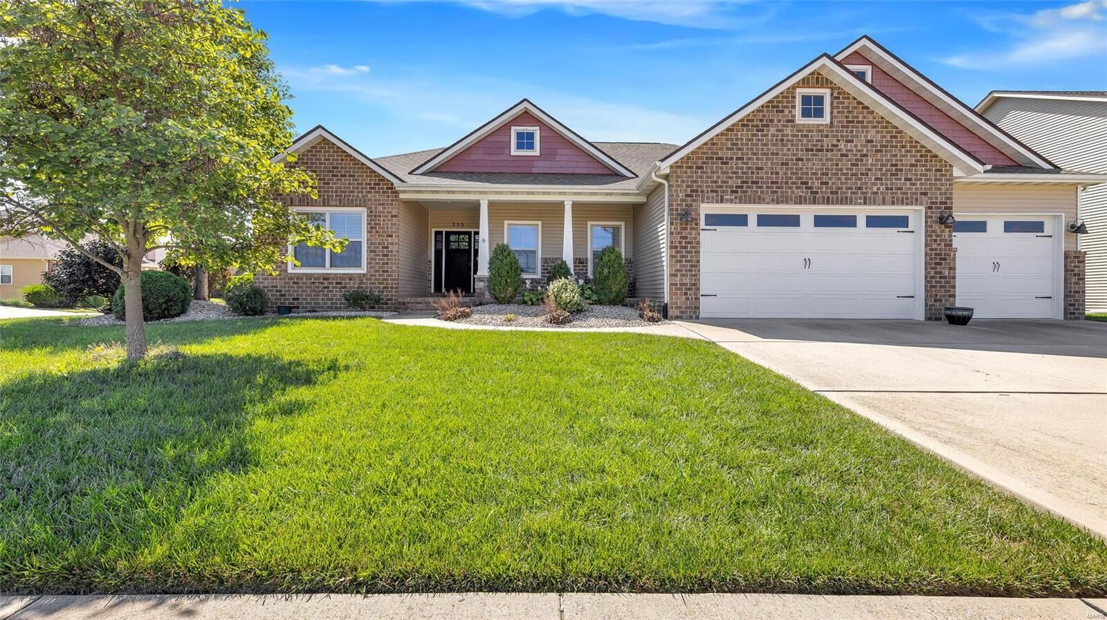 Property Photo:  233 Oakshire Drive E  IL 62034 