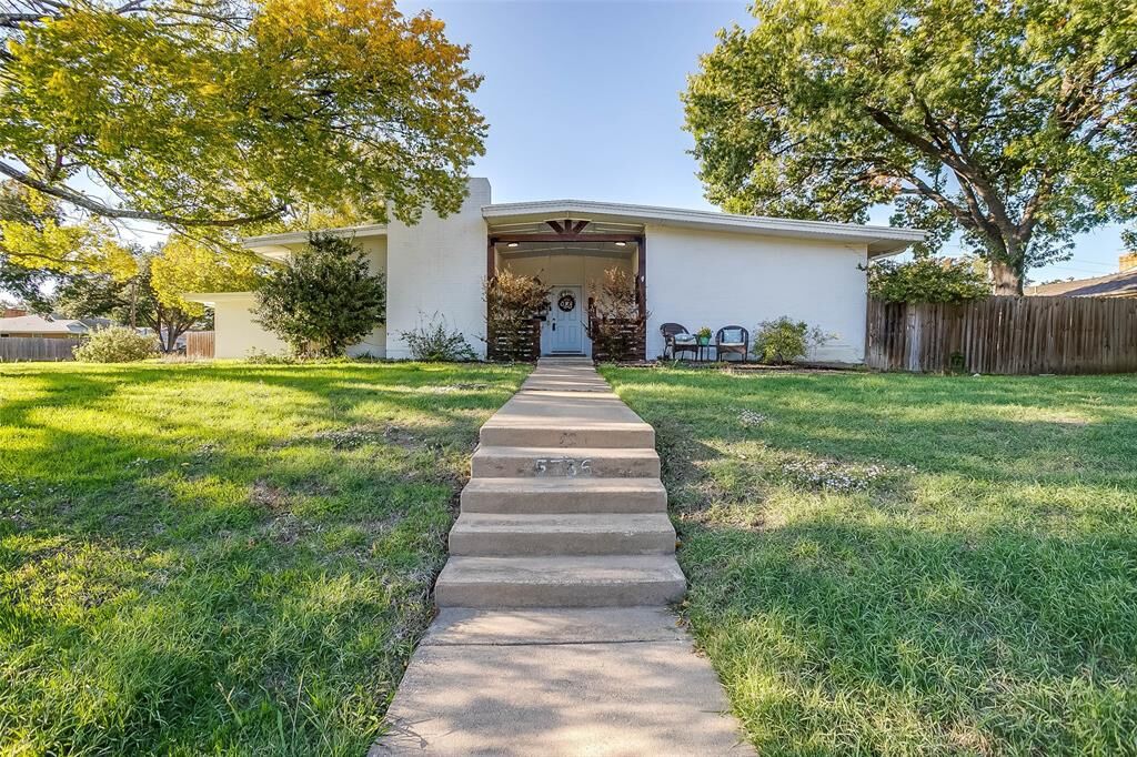Property Photo: 5736 Wedgmont Circle N TX 76133