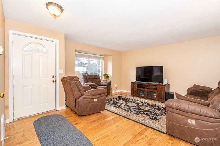 Property Photo:  925 Washington Avenue E  WA 98589 