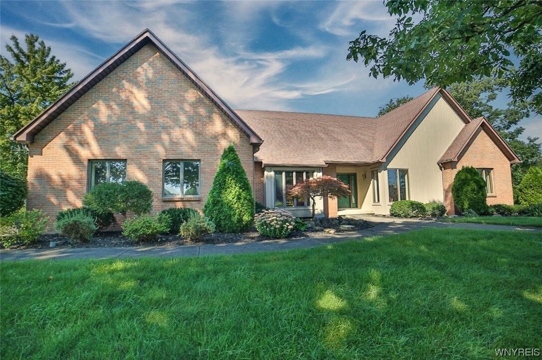 Property Photo:  10 Spicer Creek Run  NY 14072 