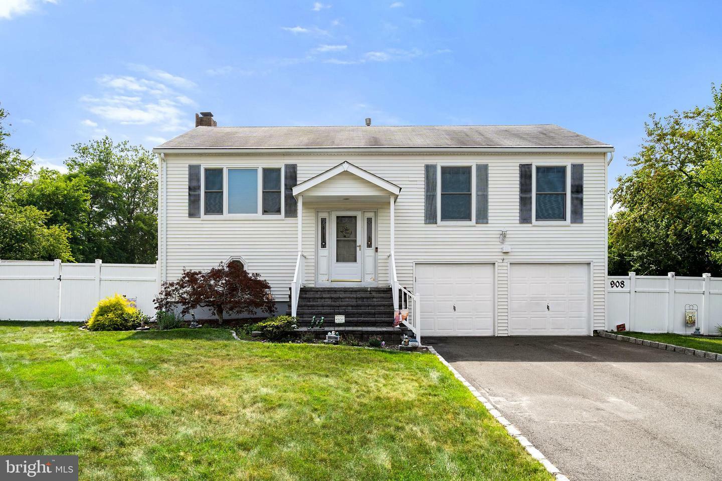 Property Photo:  908 Revere Court  NJ 08753 