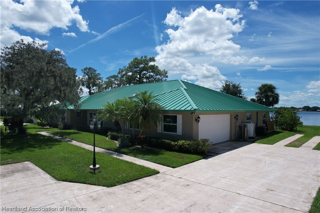 Property Photo:  922 Lake Drive E  FL 33852 