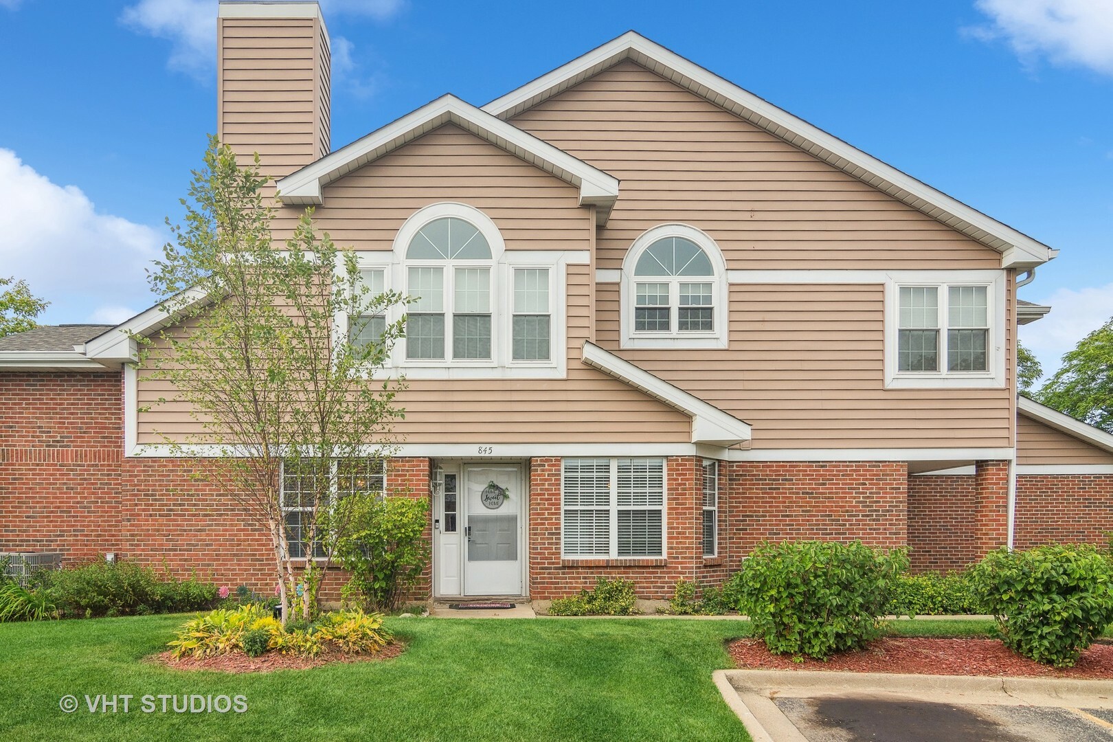Property Photo: 845 W Happfield Drive 845 IL 60004