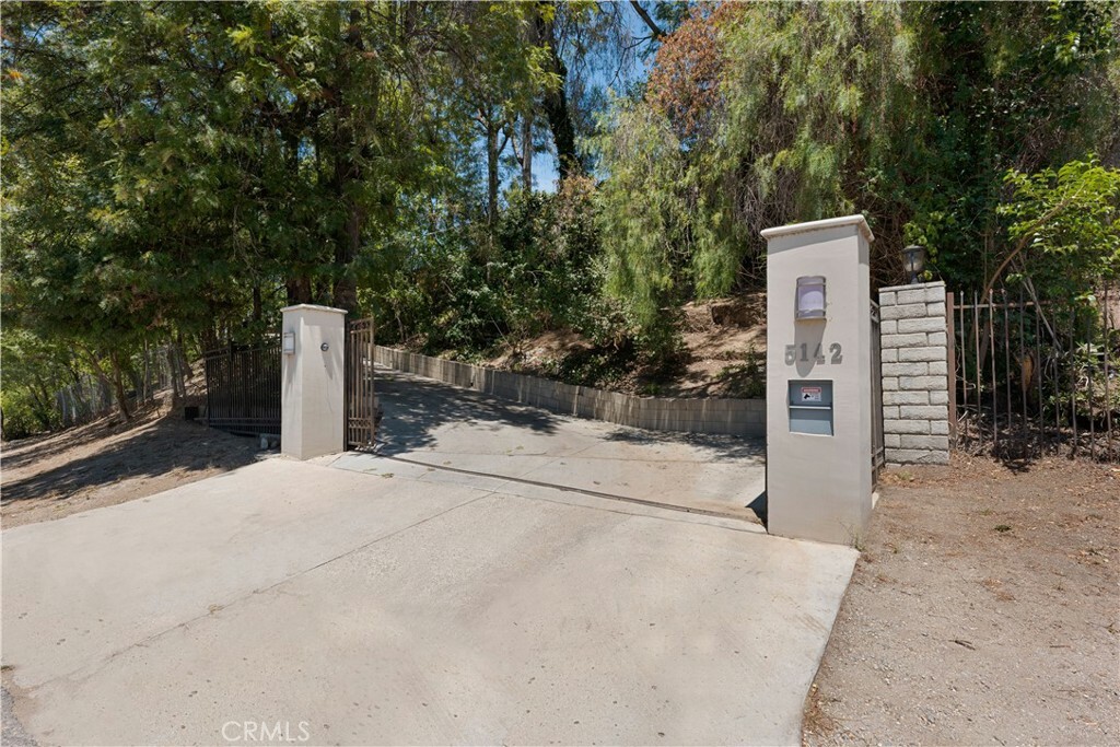 Property Photo:  5142 Penfield Avenue  CA 91364 