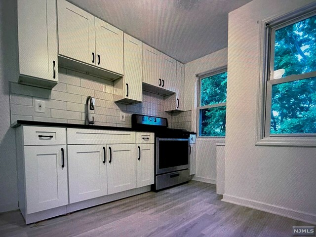 Property Photo:  6 Coolidge Place  NJ 07508 