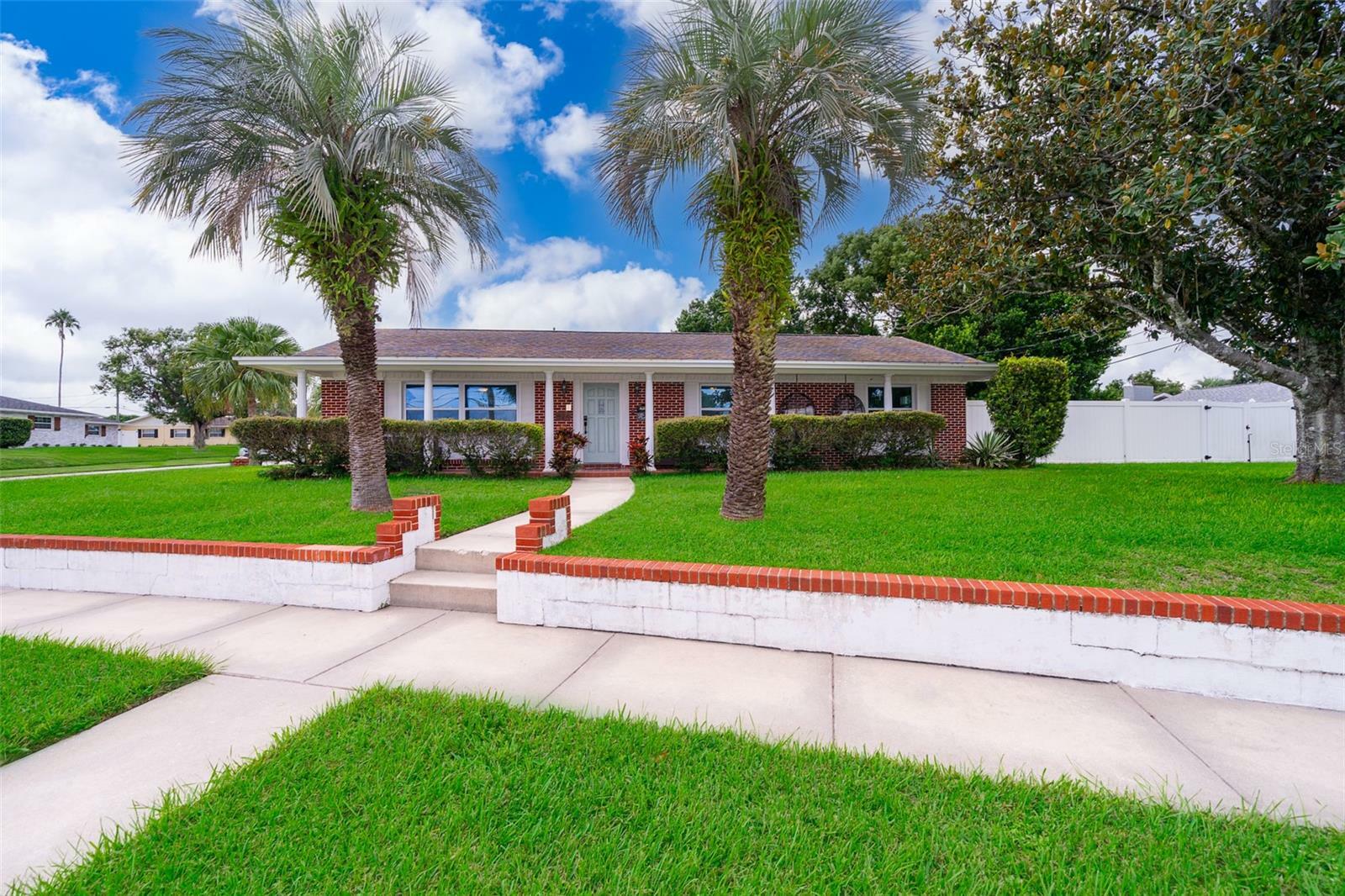 Property Photo:  824 Springwood Drive  FL 32839 