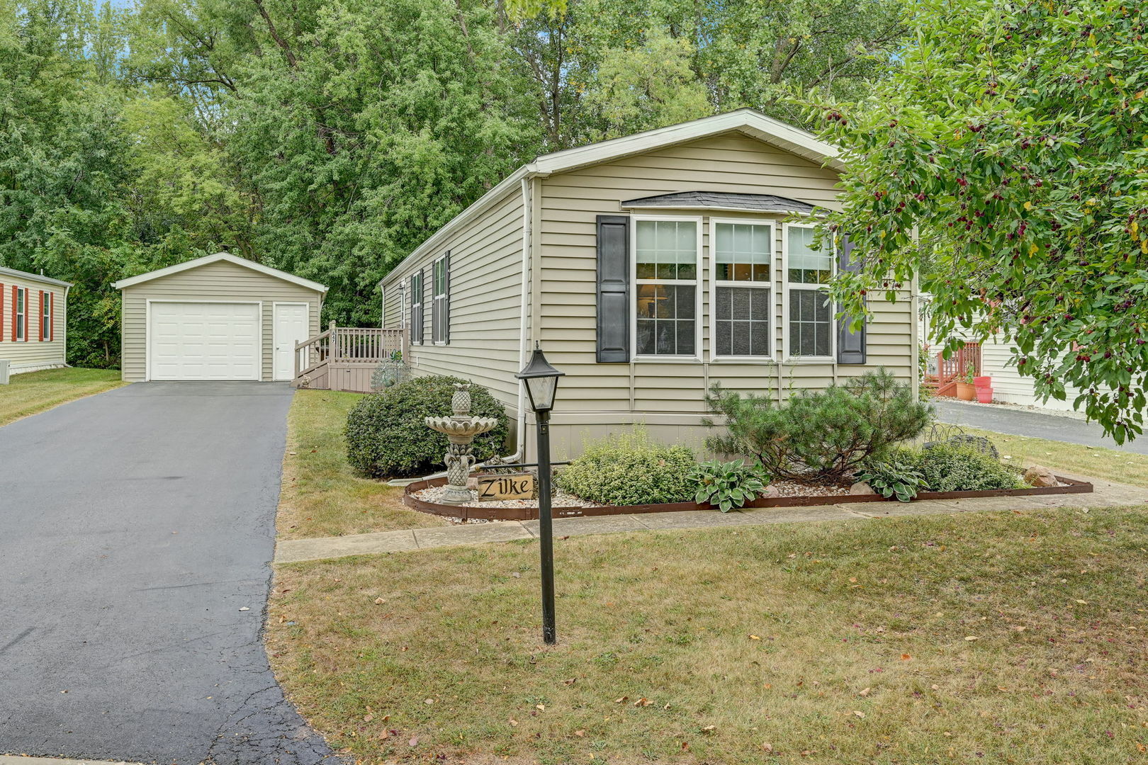 Property Photo:  847 Cayuga Trail  IL 60152 