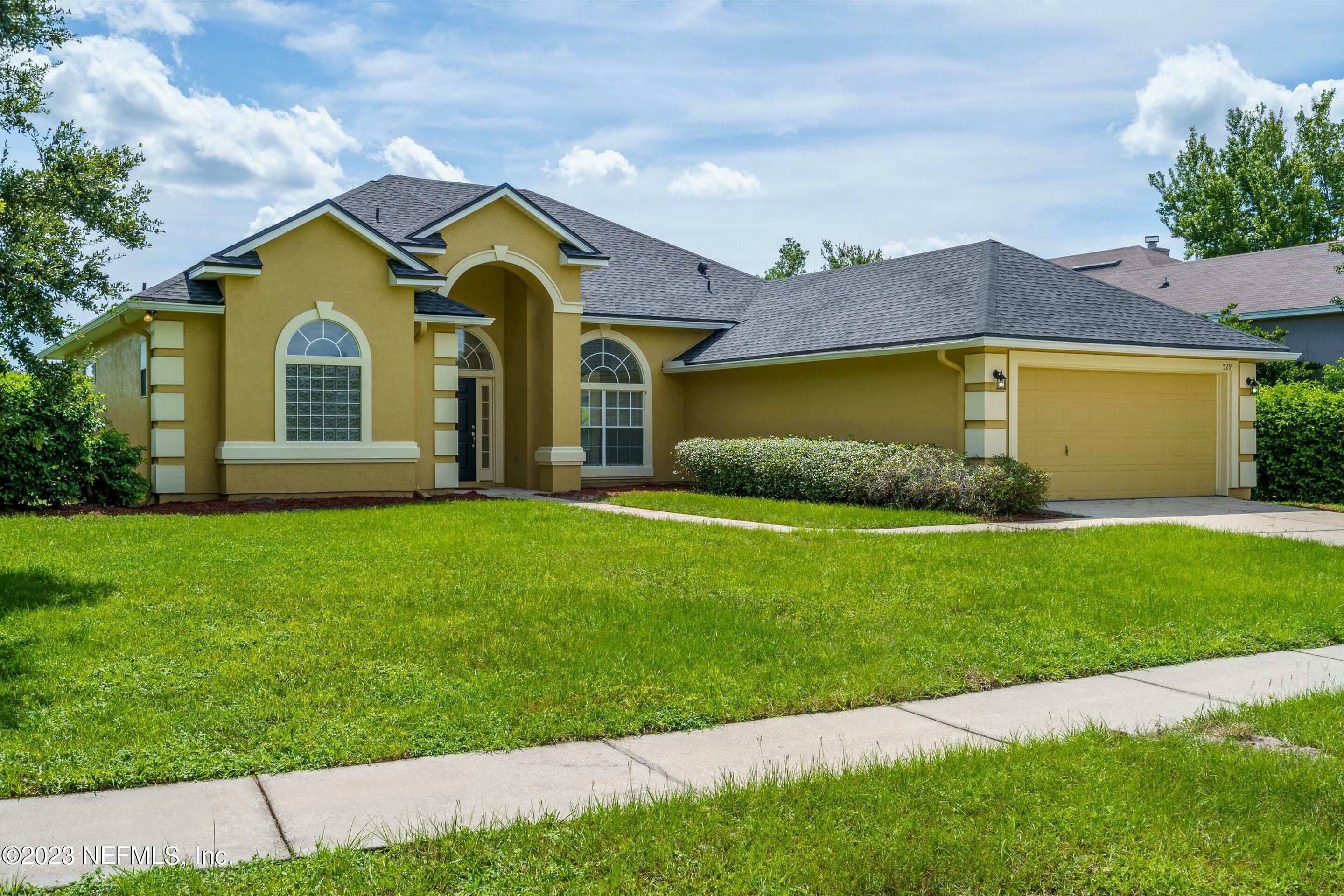 Property Photo: 529 E Silverthorn Ln FL 32081