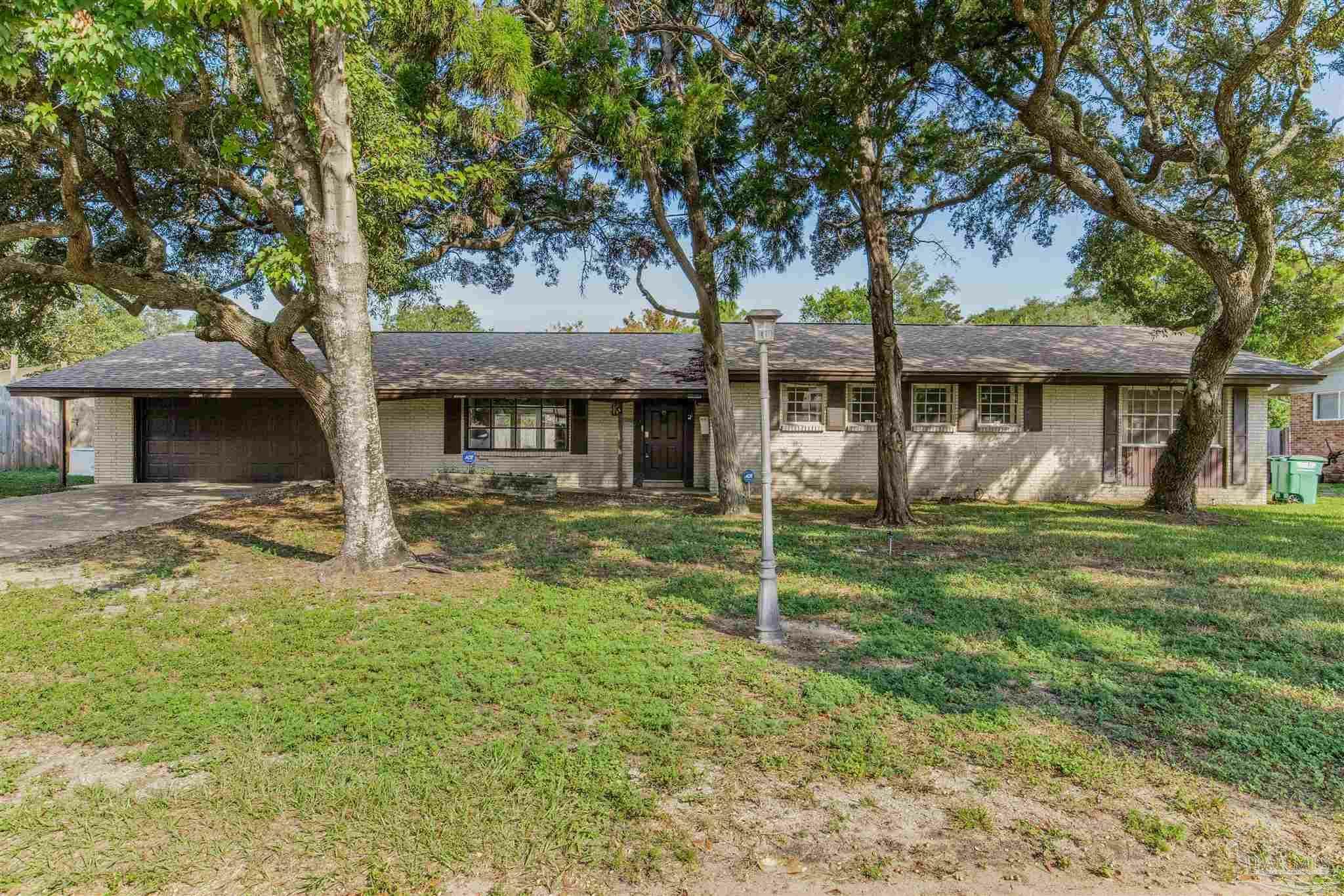 Property Photo: 208 Palmetto Rd FL 32561