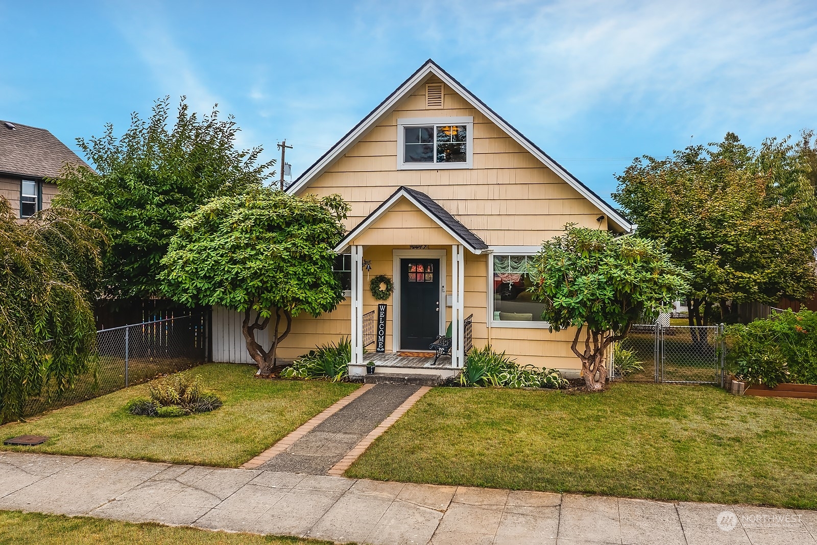 Property Photo:  2417 Pine Street  WA 98201 