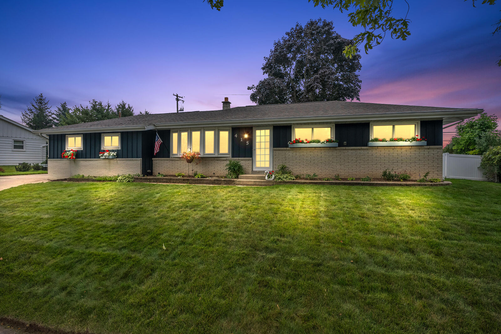Property Photo:  415 W Norport Dr  WI 53074 