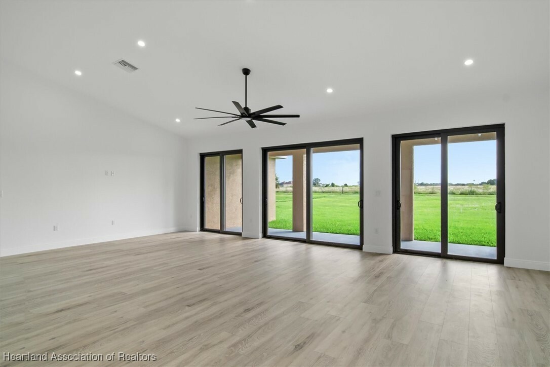 Property Photo:  733 Sunset Pointe Drive  FL 33852 