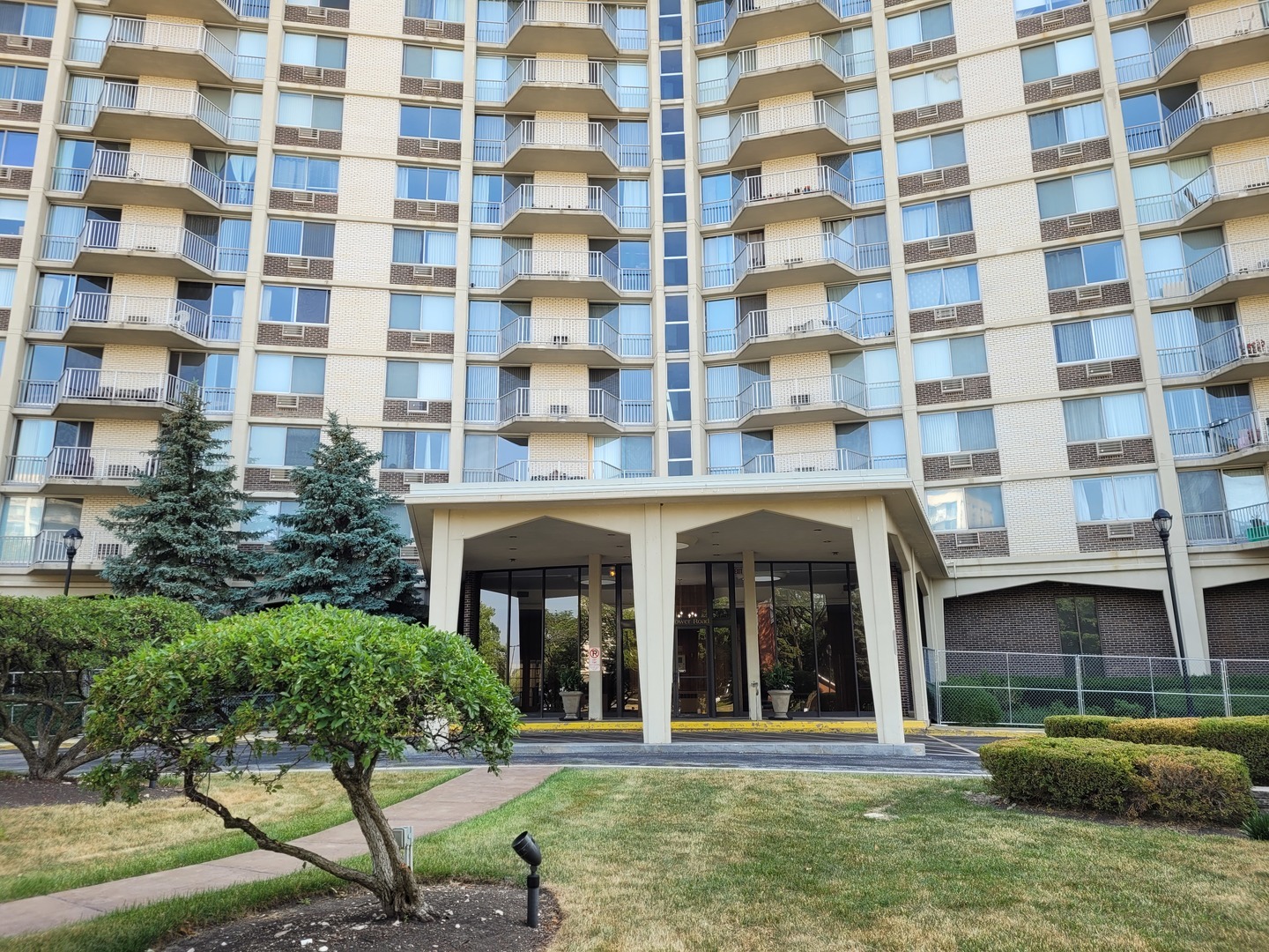 Property Photo:  40 N Tower Road 11M  IL 60523 