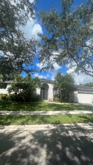 Property Photo:  2703 Meadowood Dr  FL 33332 