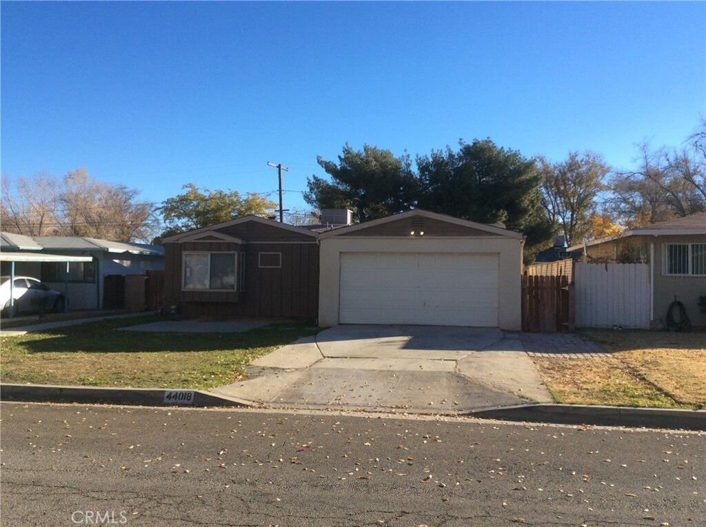 Property Photo:  44018 Date Avenue  CA 93534 