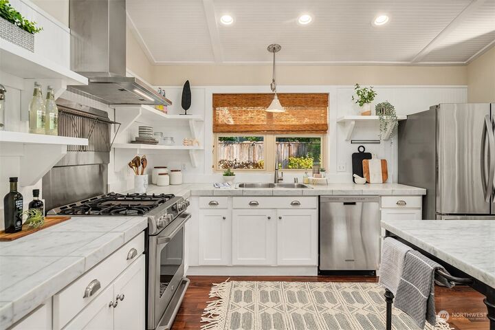 Property Photo:  482 Nicholson Place NW  WA 98110 