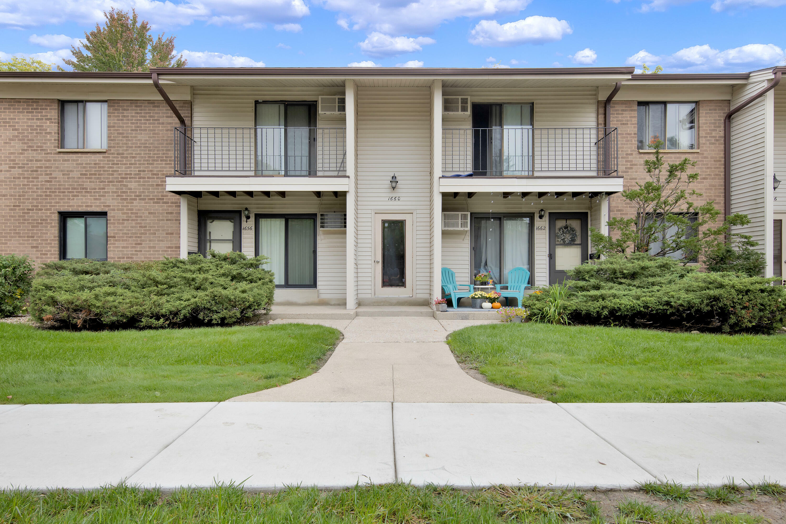 Property Photo: 1660 S Carriage Ln C WI 53151