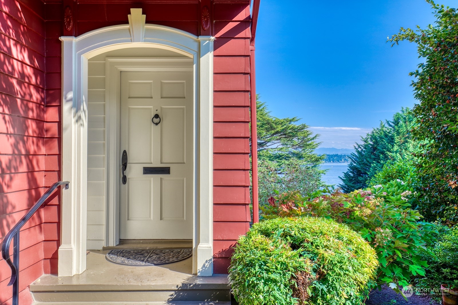 Property Photo: 1720 Evergreen Place WA 98122