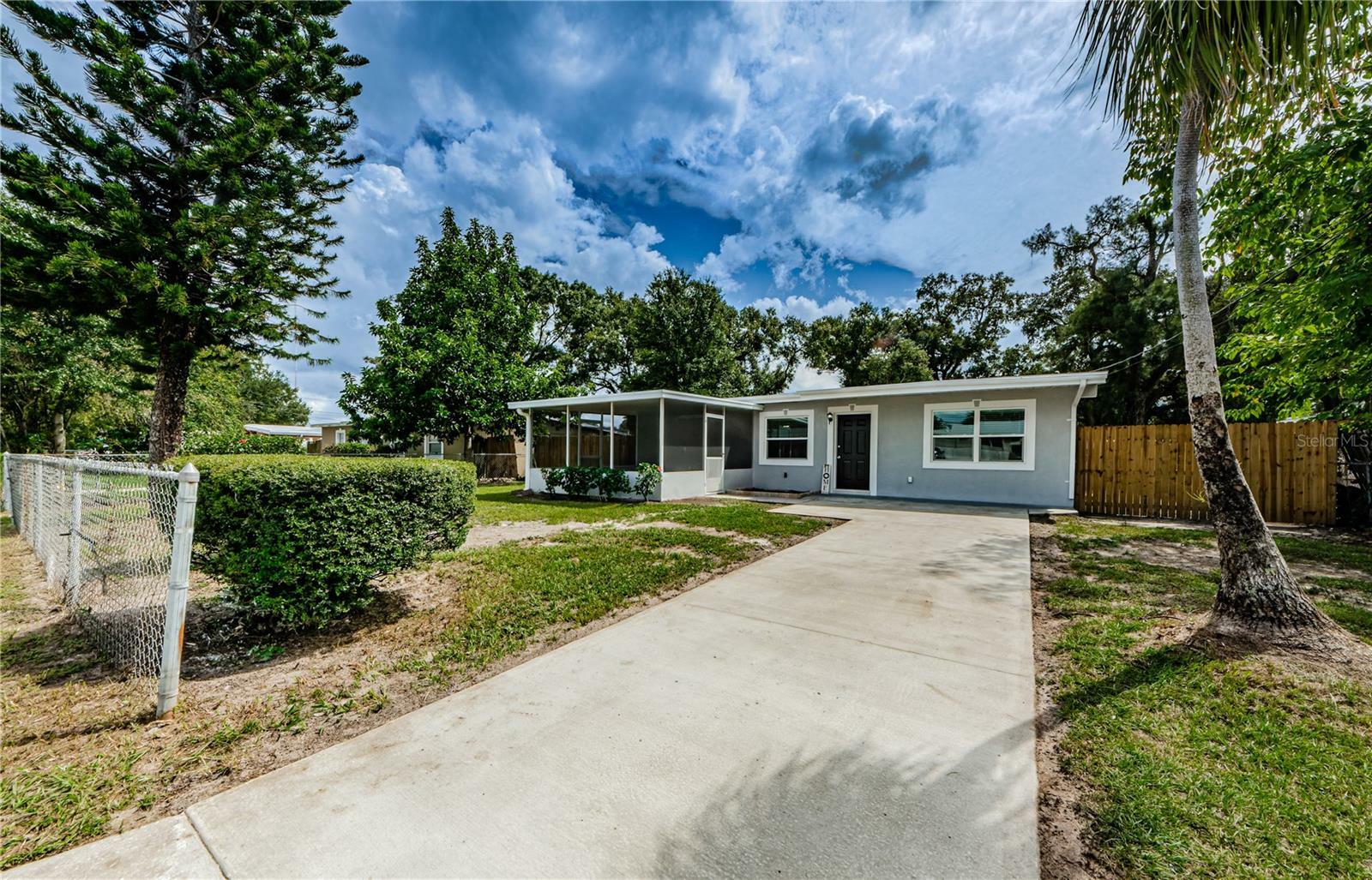 Property Photo:  7707 Coral Vine Lane  FL 33619 