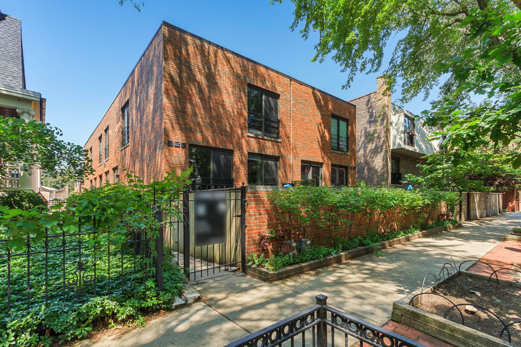 Property Photo: 828 W Wolfram Street B IL 60657