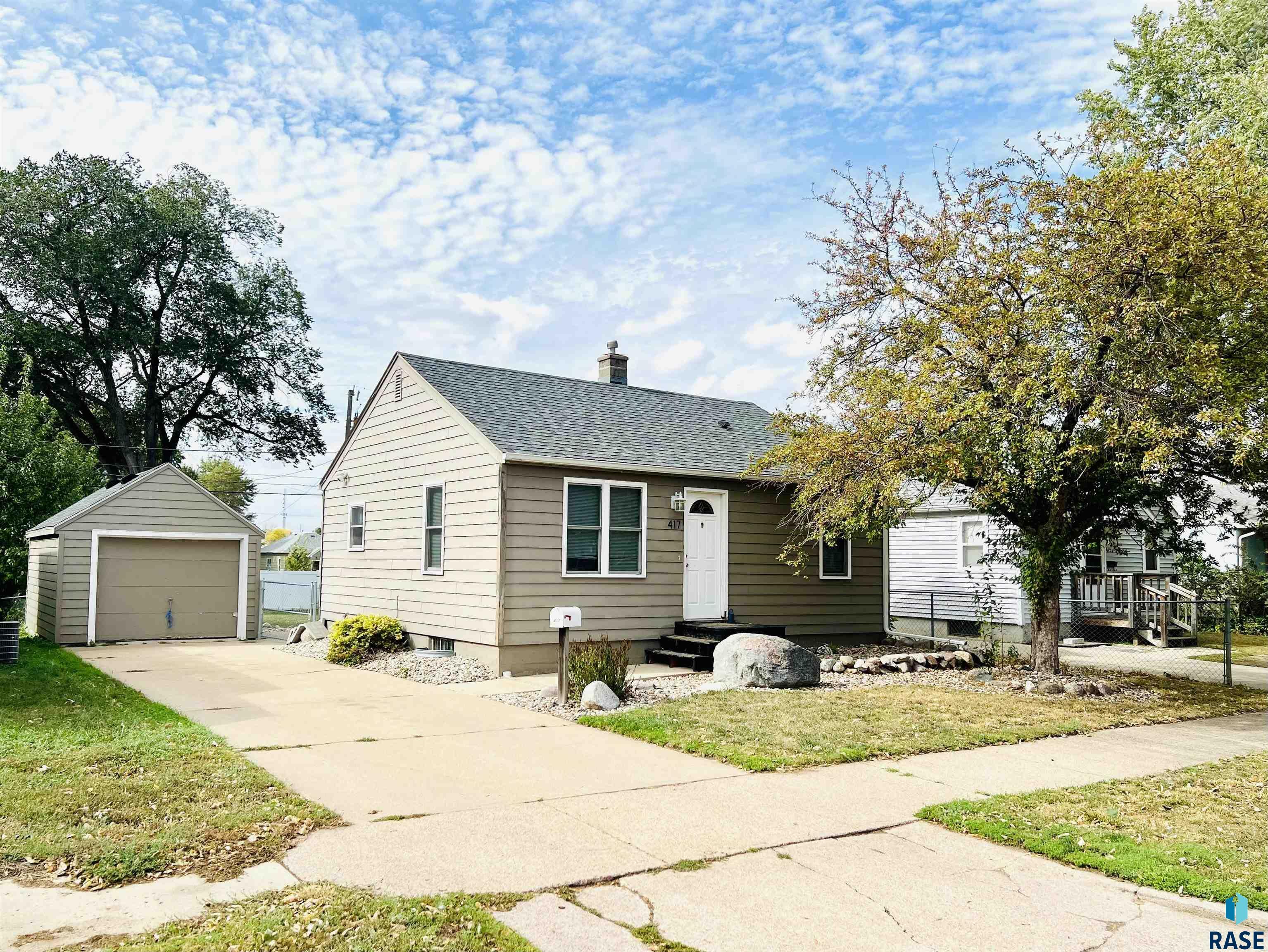 Property Photo:  417 S Lyndale Ave  SD 57104-3918 