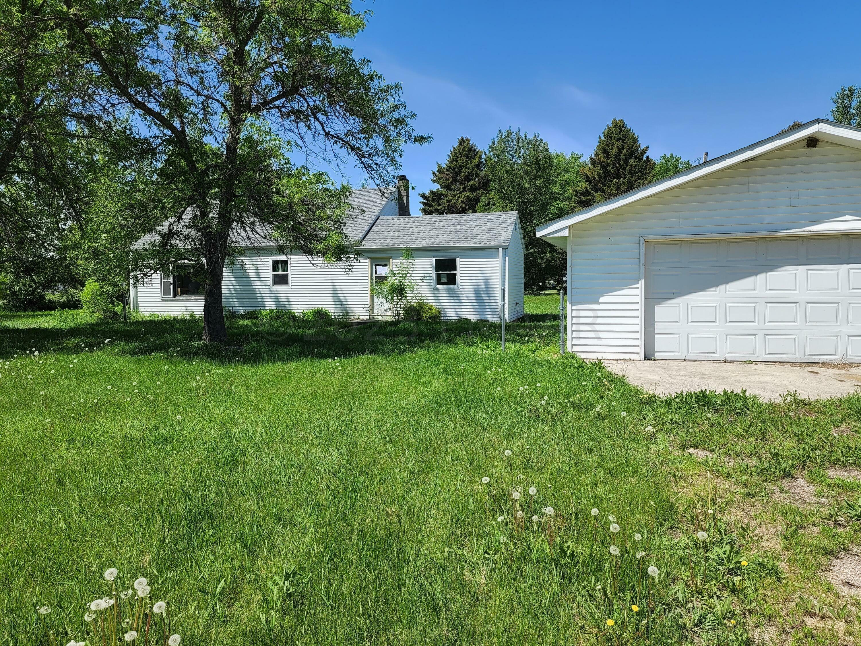 Property Photo:  607 Railroad Avenue N  ND 58052 