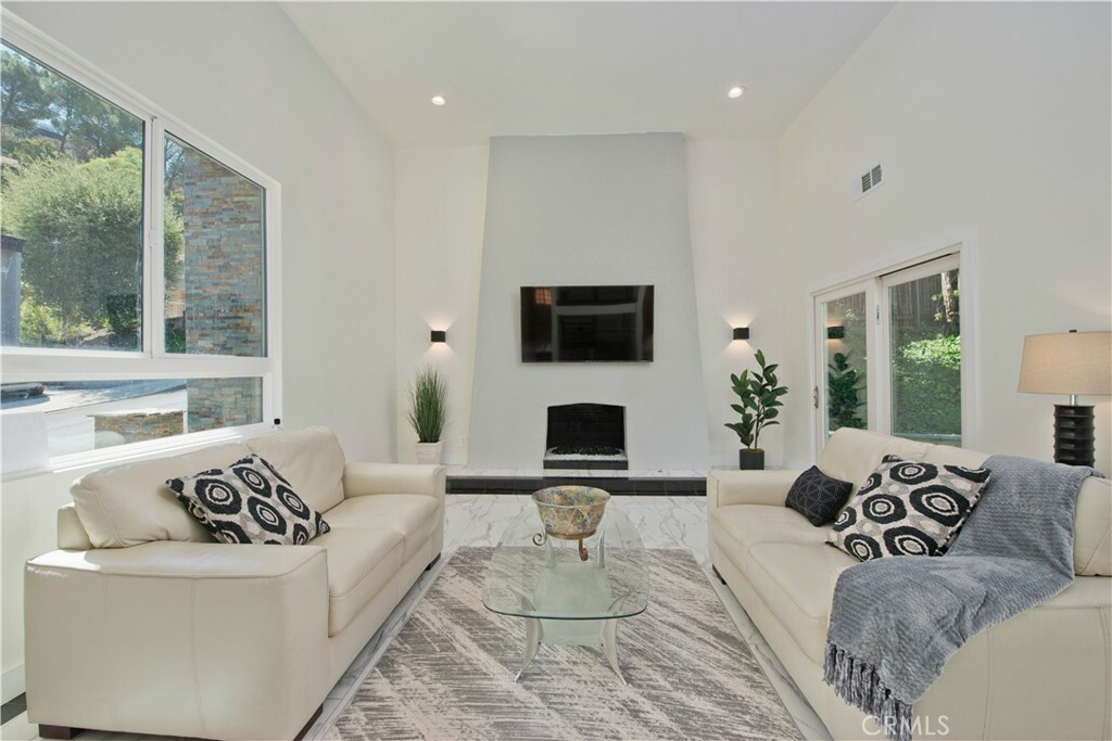Property Photo: 17053 Escalon Drive CA 91436