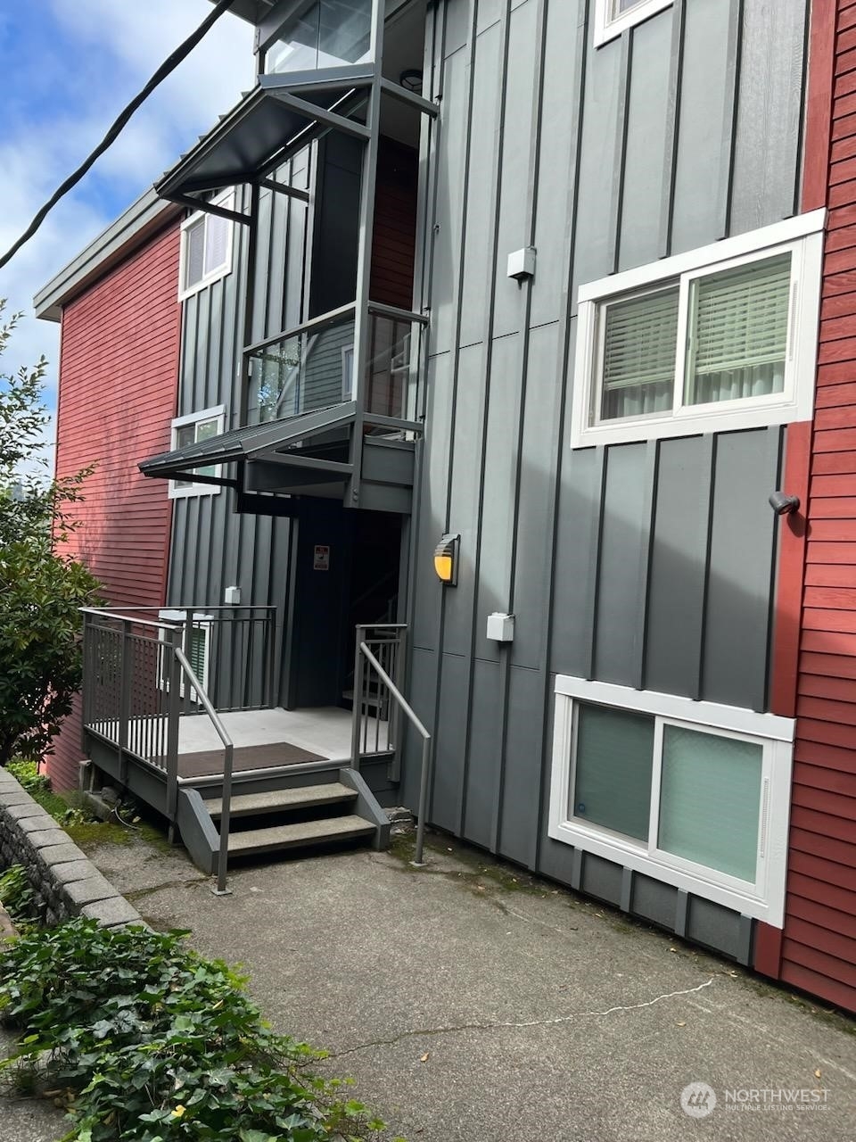 Property Photo:  3053 14th Avenue W 201  WA 98119 