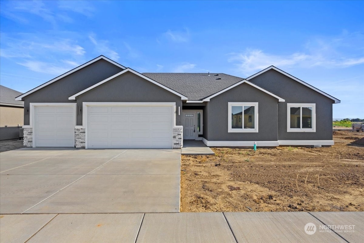 Property Photo: 1112 E Cascade Street WA 99344