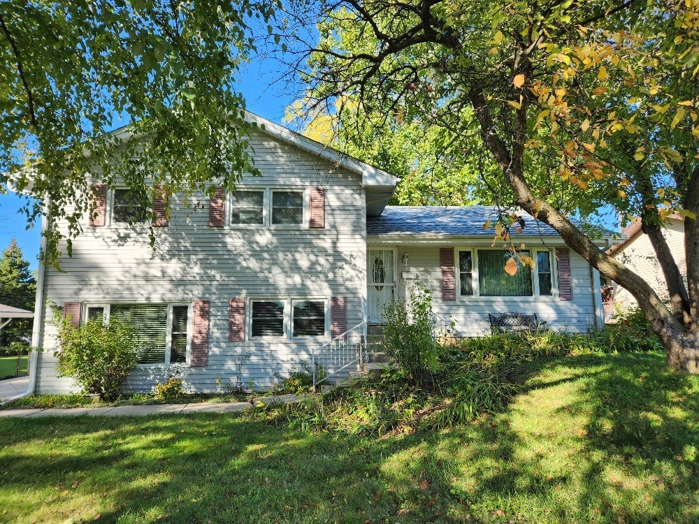 Property Photo:  1915 Randolph Drive  IL 61103 