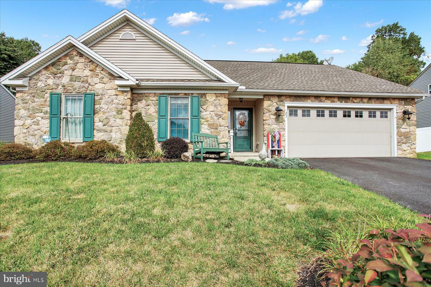 Property Photo:  422 Chestnut Way  PA 17070 