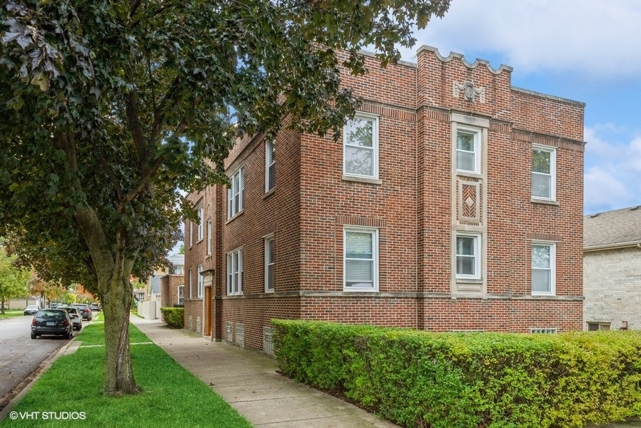 Property Photo: 5118-5120 N Laramie Avenue IL 60630