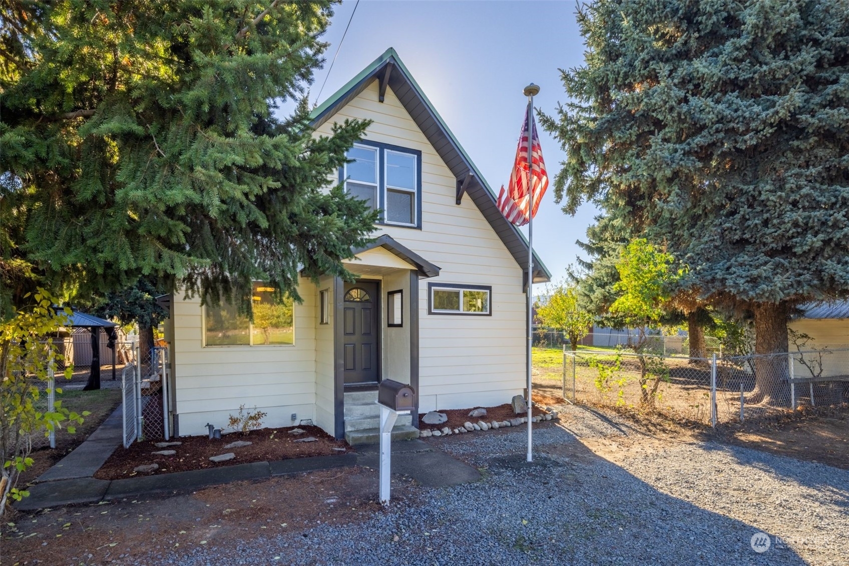 Property Photo:  806 E Third Street  WA 98922 