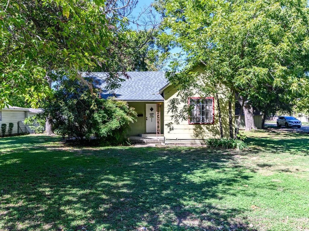 Property Photo:  407 NE 3rd Street  TX 76648 