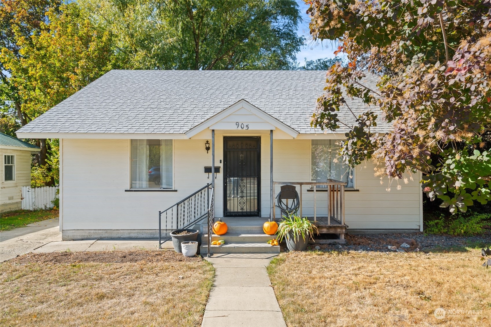 Property Photo:  905 N Water Street  WA 98926 