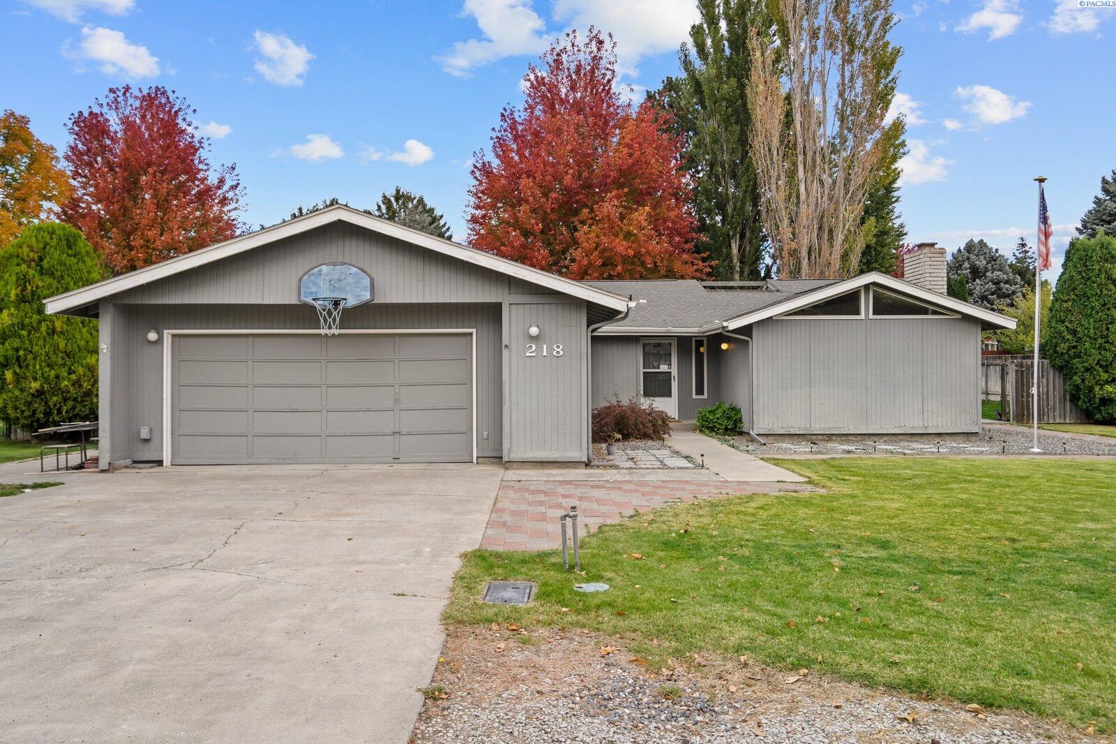 Property Photo:  218 High Meadows St  WA 99352 