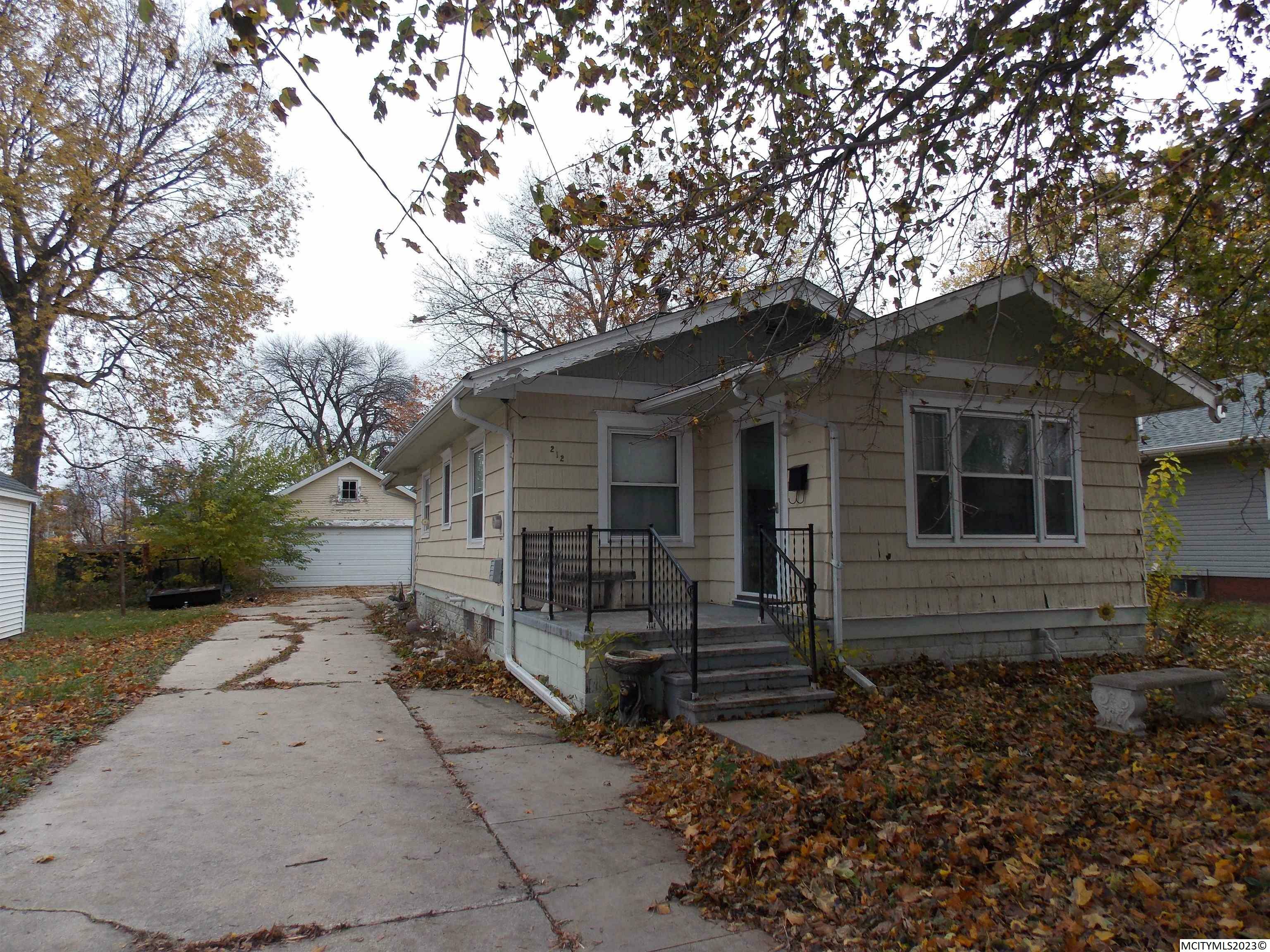 Property Photo:  212 20th SE  IA 50401 